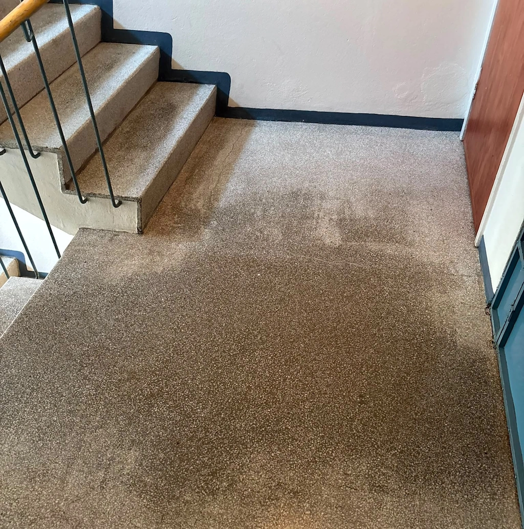Porraskäytävä ennen pesua ja käsittelyä